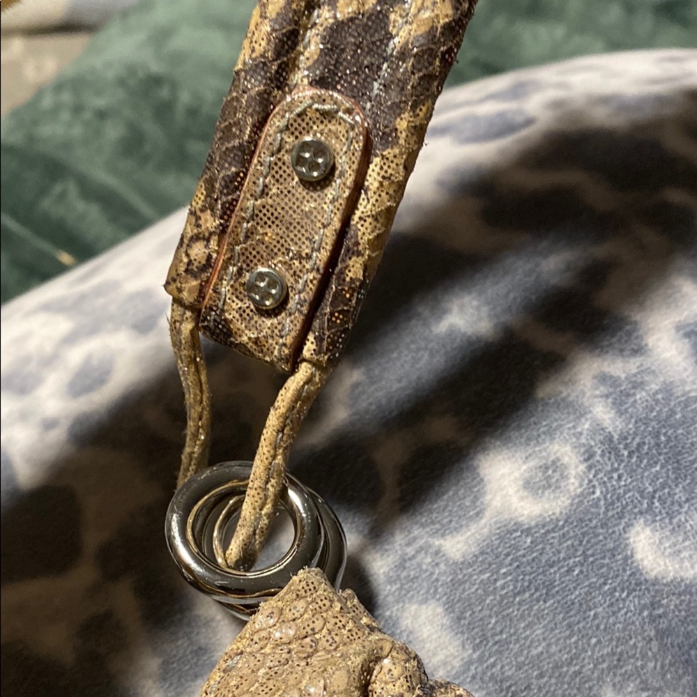 Chic Snakeskin Patterned Handbag - image 5